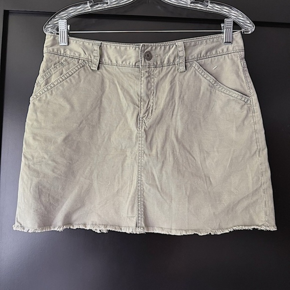 Gap women’s sage green mini skirt with raw hemline size 6